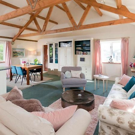 Spacious Swallow Cottage ティズベリー エクステリア 写真